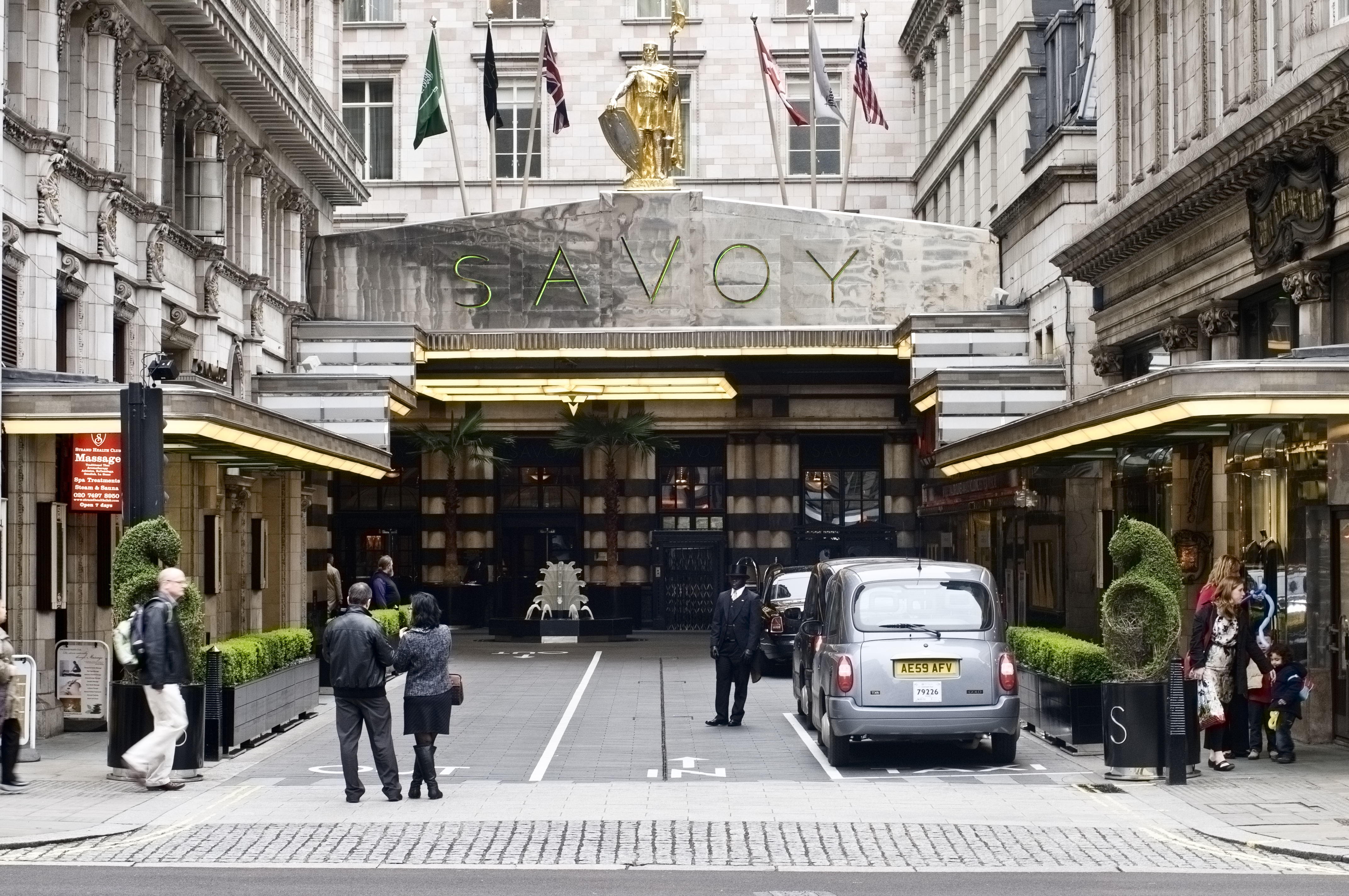 Известно, что Тейлор останавливался в Королевском люксе отеля The Savoy в центре Лондона.