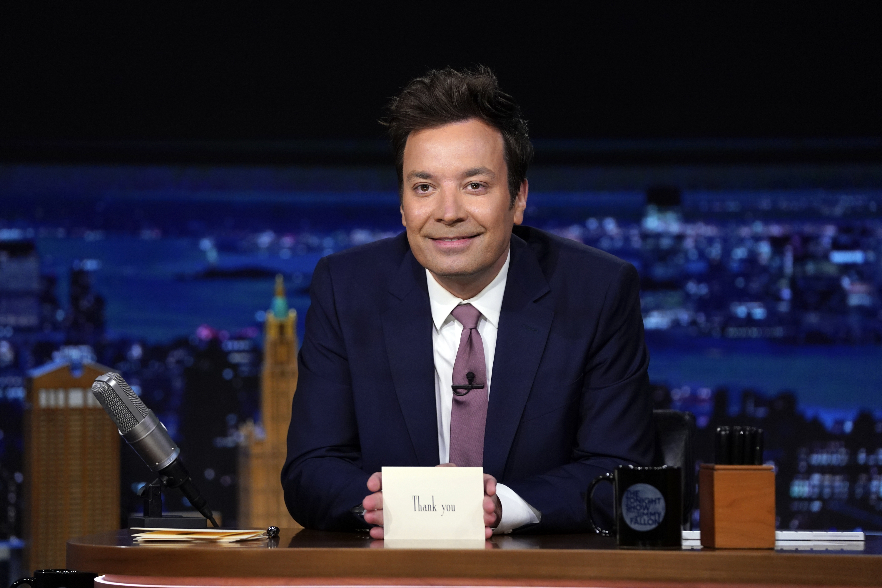 Джимми Фэллон зарабатывает около 16 миллионов долларов в год на ведении The Tonight Show.