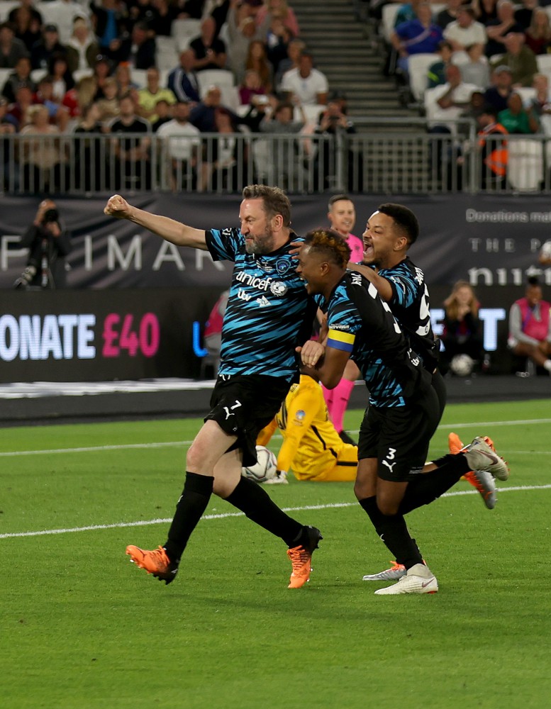   Ли каждый год участвует в Soccer Aid.