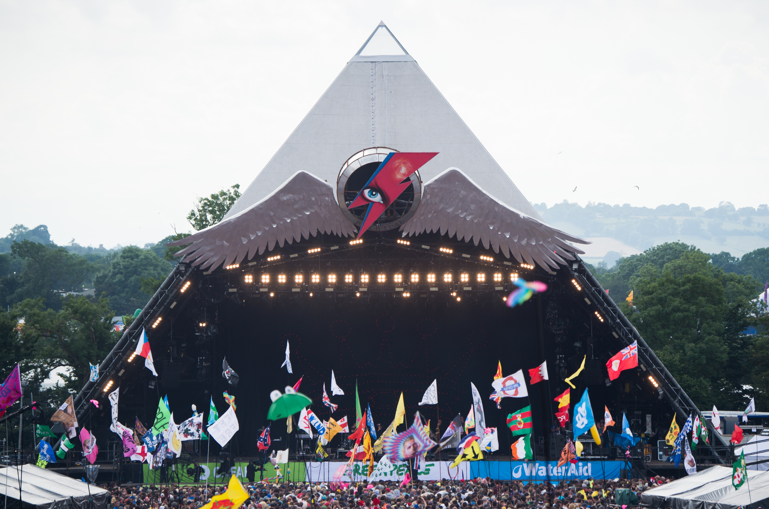 Девчачья группа еще не вышла на сцену Pyramid Stage.