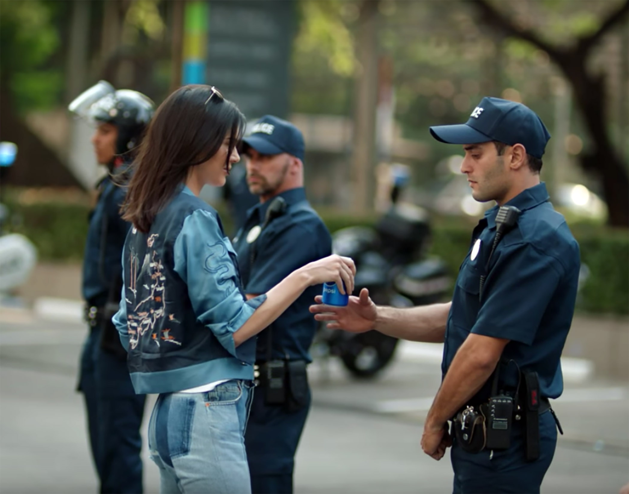 В 2017 году Pepsi надеялась поддержать такие движения, как Black Lives Matter и Женский марш, с помощью мегабюджетной рекламы с Кендалл Дженнер в главной роли.