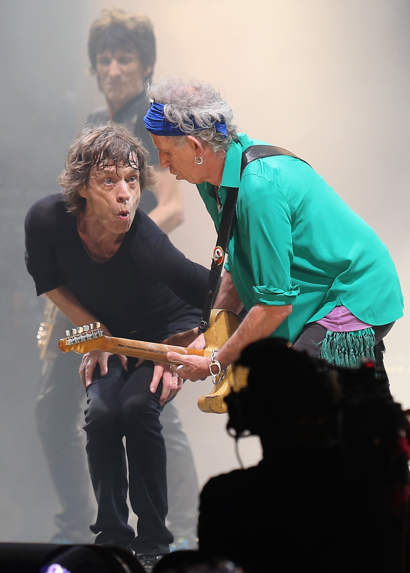 Мик Джаггер и Кит Ричардс из Rolling Stones выступают на сцене Pyramid Stage в 2013 году.