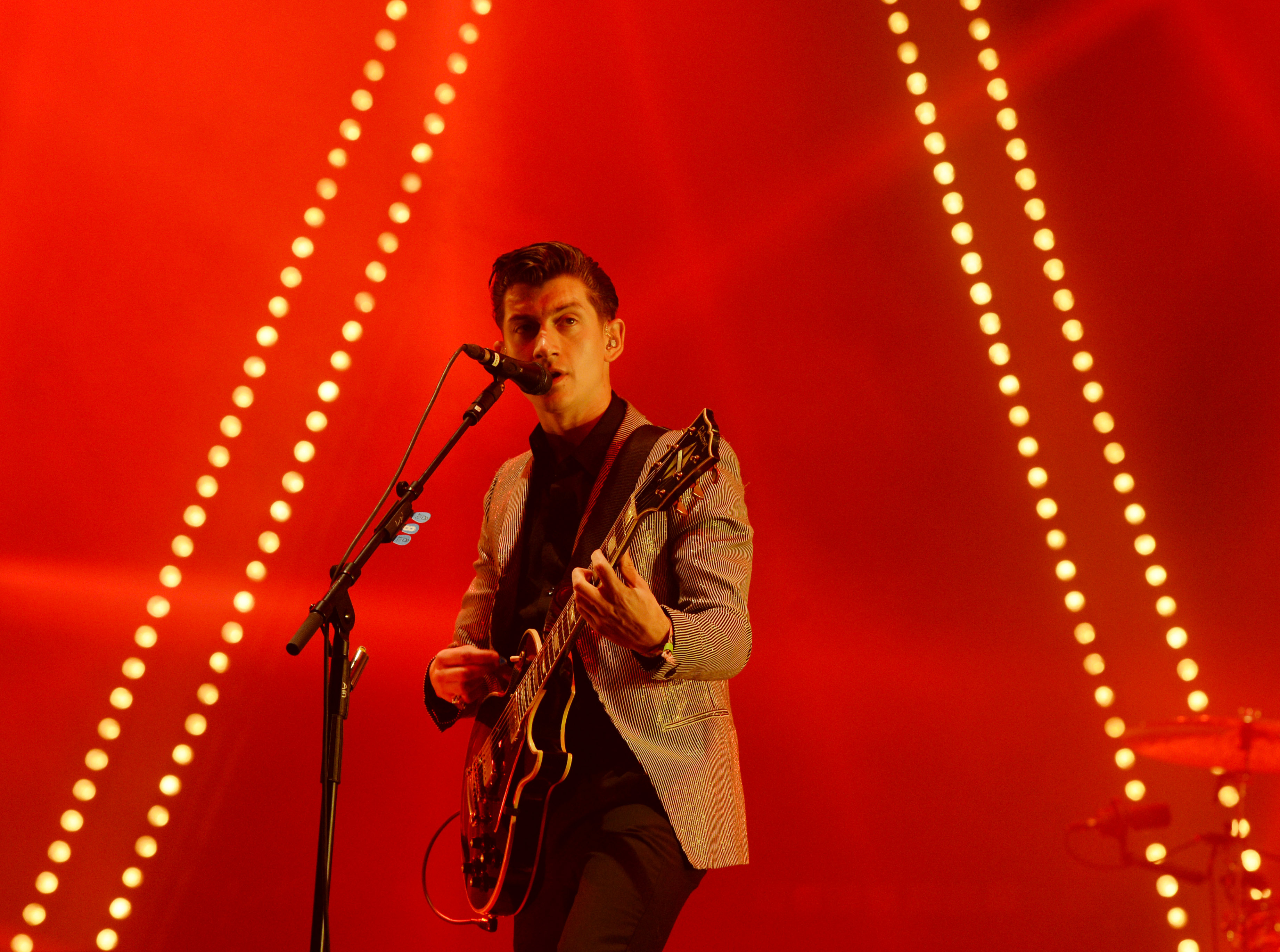 Алан сказал, что Arctic Monkeys в 2013 году были «чистым волнением, энергией и великолепными песнями Алекса Тернера».