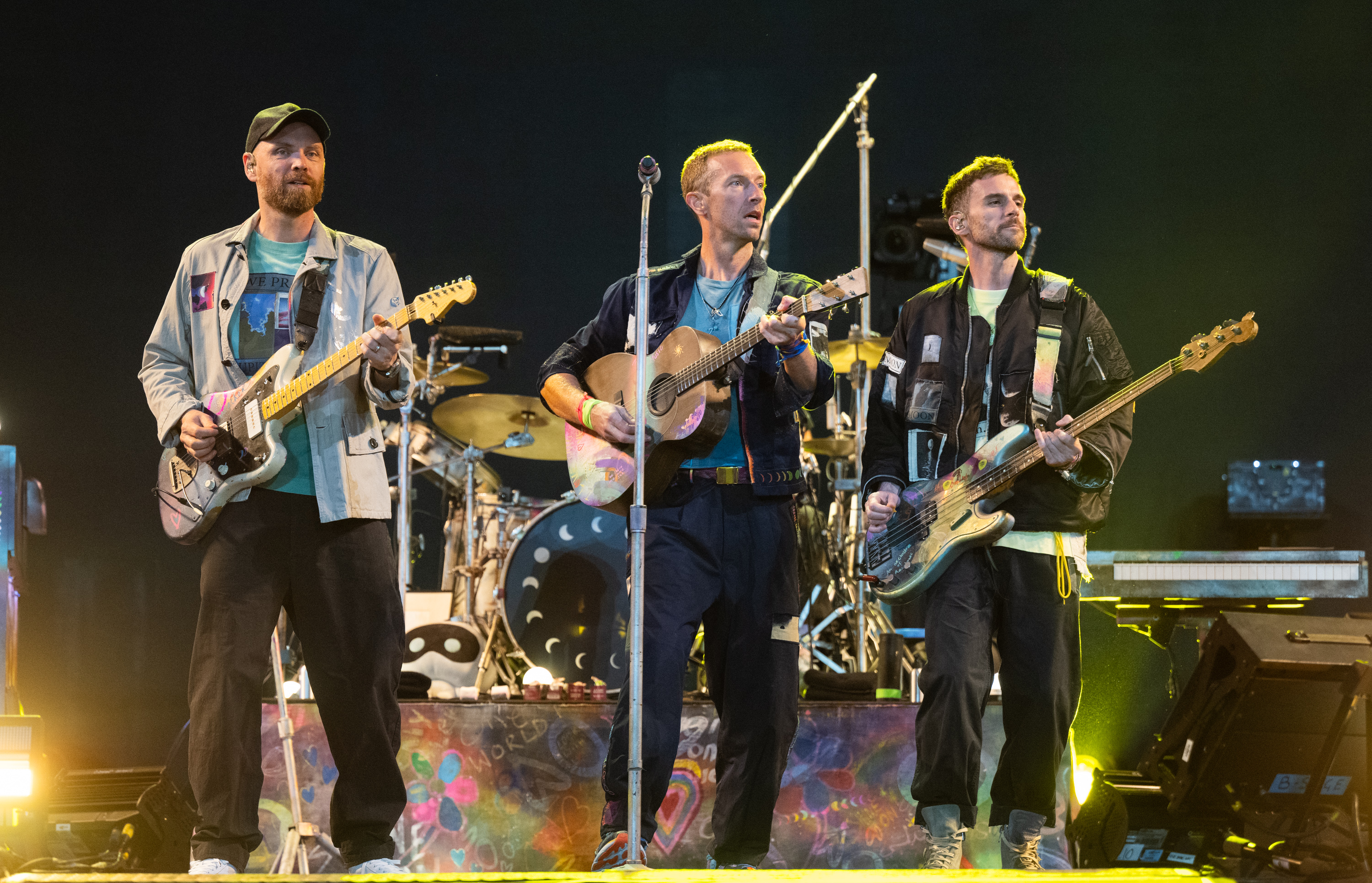 Coldplay ворвались на сцену Pyramid Stage в Гластонбери со своим треком Yellow.