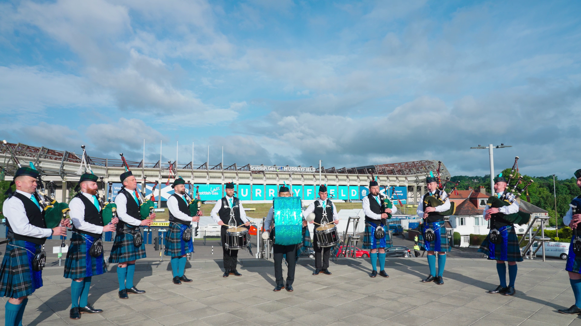 Престижный оркестр Reel Time Pipe Band исполнил хит Тейлора Love Story.