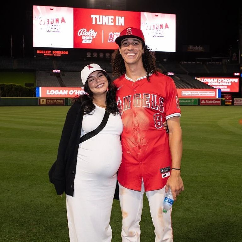 Она родила своего первого ребенка от мужа Коула Такера, которого видели стоящим рядом с ней на игре Los Angeles Angels.