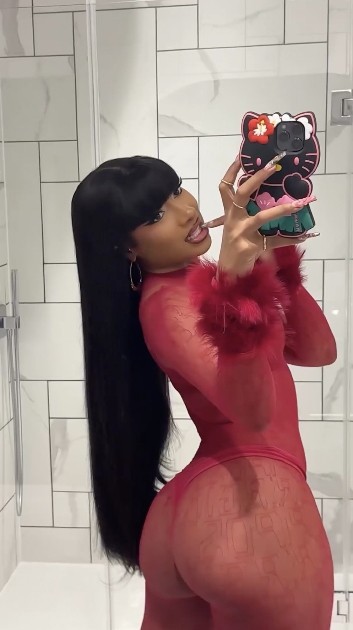 Megan Thee Stallion поделилась фотографиями и потрясающим видео в этом пикантном наряде в своем Instagram