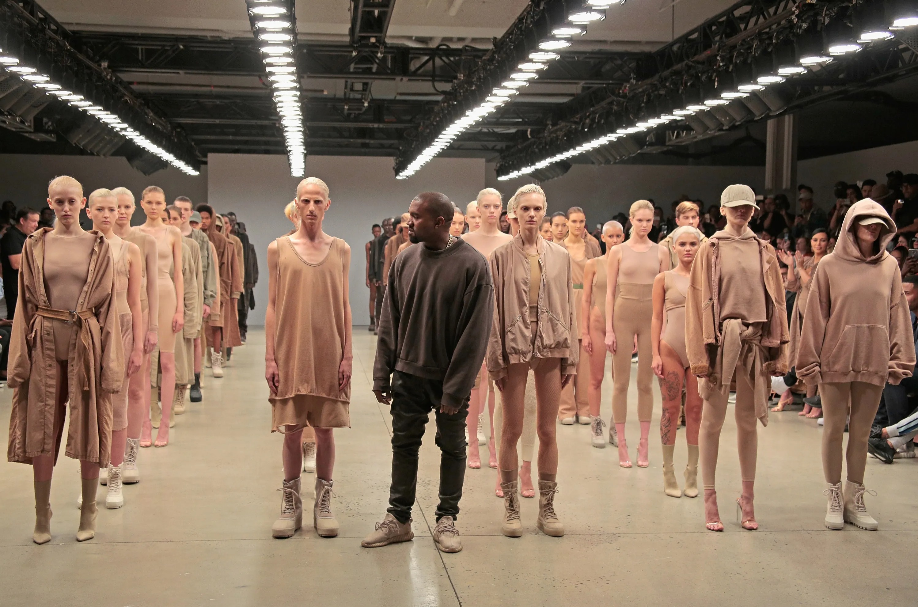 Канье Уэст позирует во время финального показа Yeezy Season 2 на Неделе моды в Нью-Йорке до того, как бизнес развалился