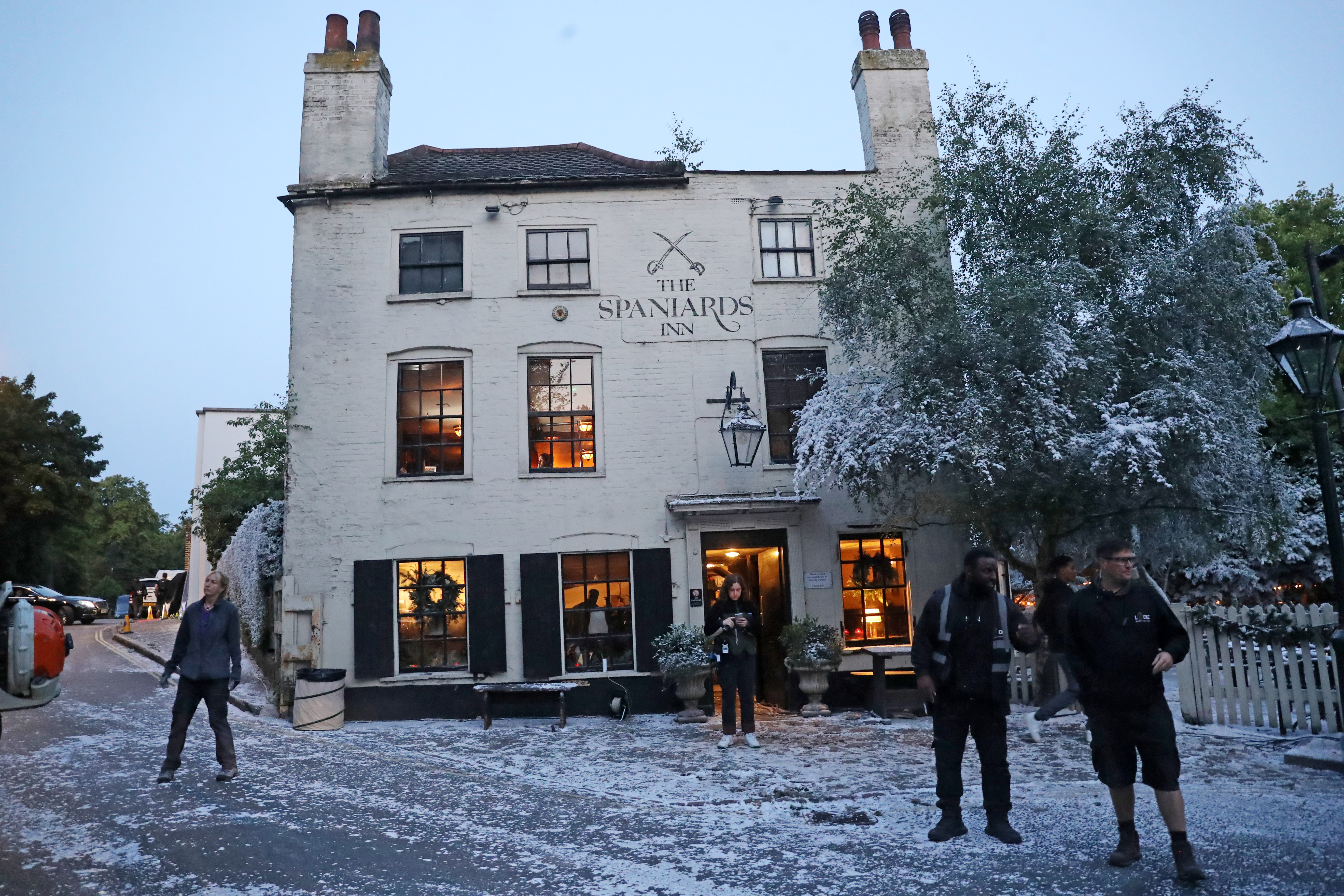 Съемки проходили в знаменитом пабе XVI века Spaniard's Inn в Хэмпстеде.