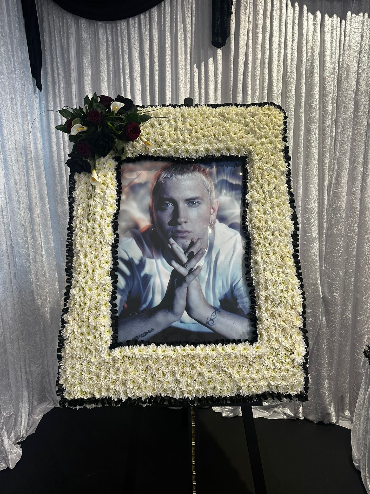 The Death Of Slim Shady (Coup De Grace) уверенно шел к первому месту, обойдя по продажам новый альбом Трэвиса LA