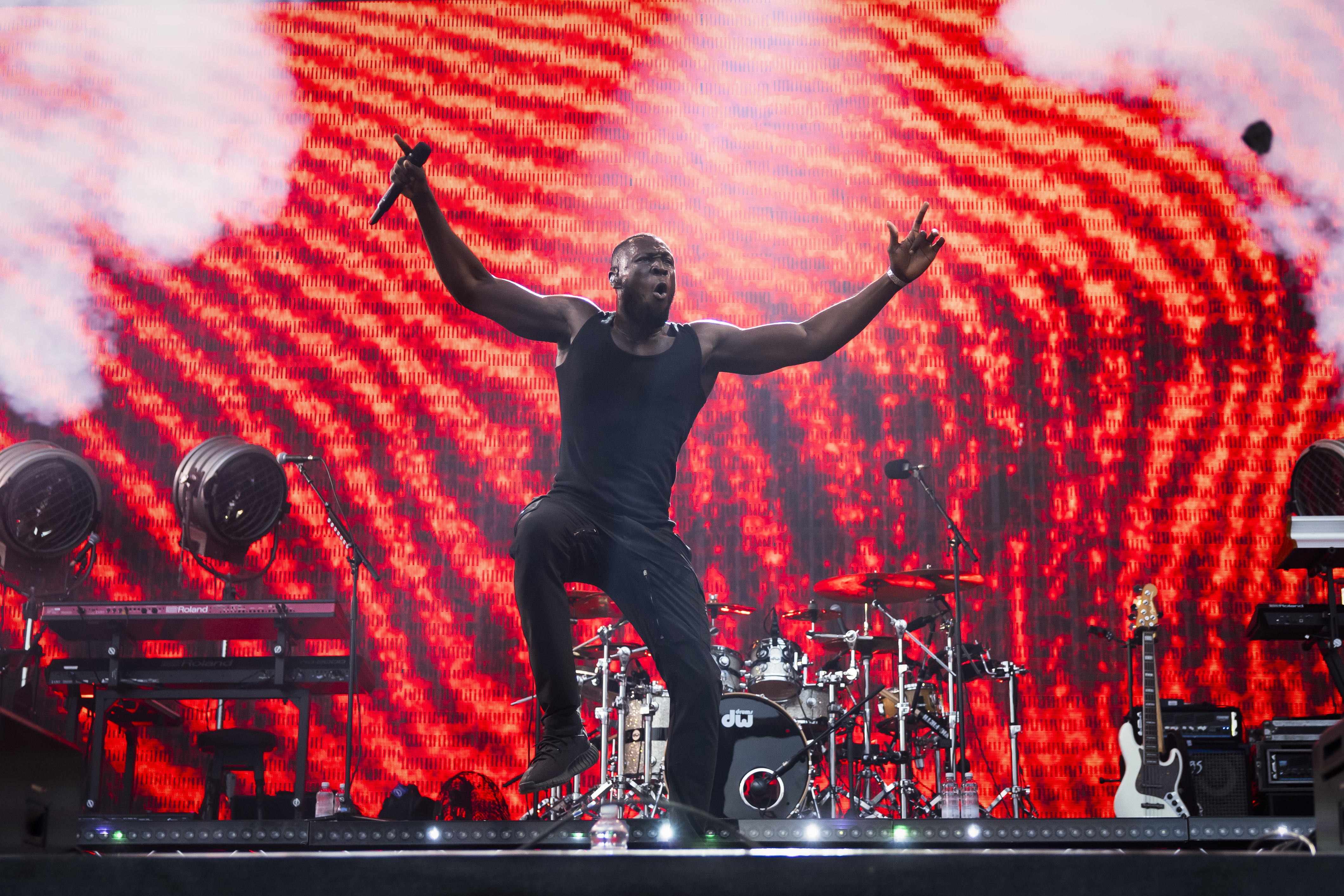 Stormzy делает храброе лицо, выступая на сцене спустя несколько часов после объявления о распаде Maya Jama