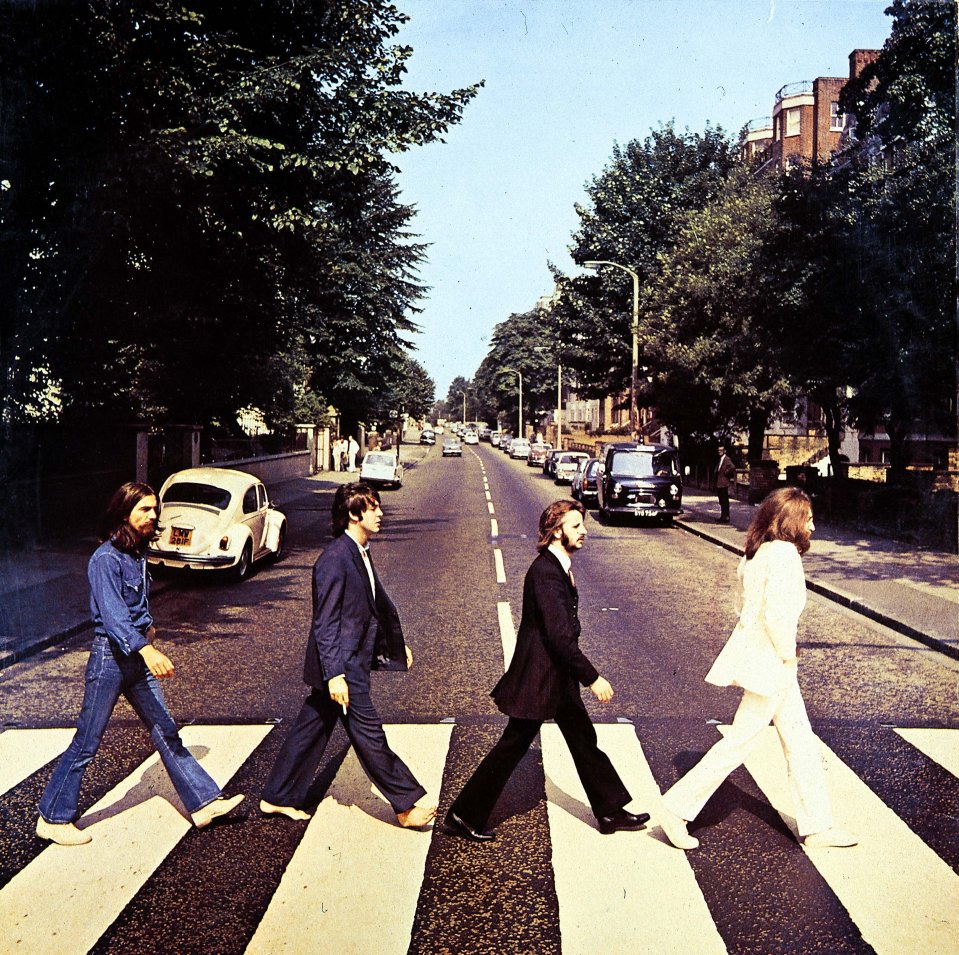 Знаменитая фотография The Beatles на пешеходном переходе Abbey Road в 1969 году после сессии звукозаписи.