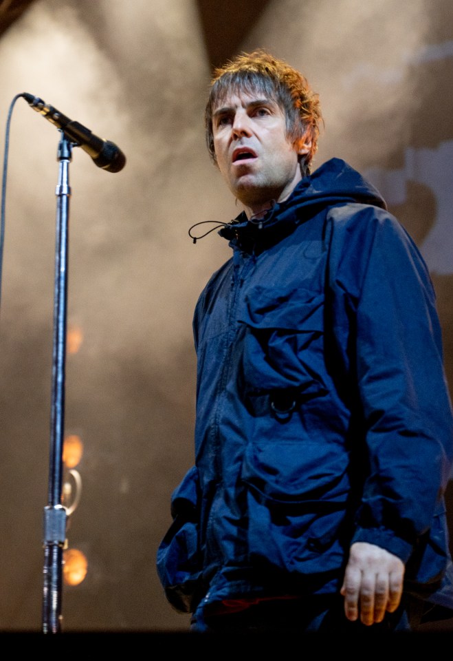 Затем его спросили, что он чувствует по поводу большого воссоединения Oasis, и он сказал фанатам, что чувствует "самодовольный"