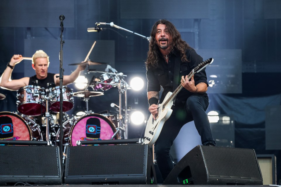 Джош Фриз (слева) и Дэйв Грол из The Foo Fighters выступают на сцене London Stadium 20 июня 2024 года в Лондоне, Англия.