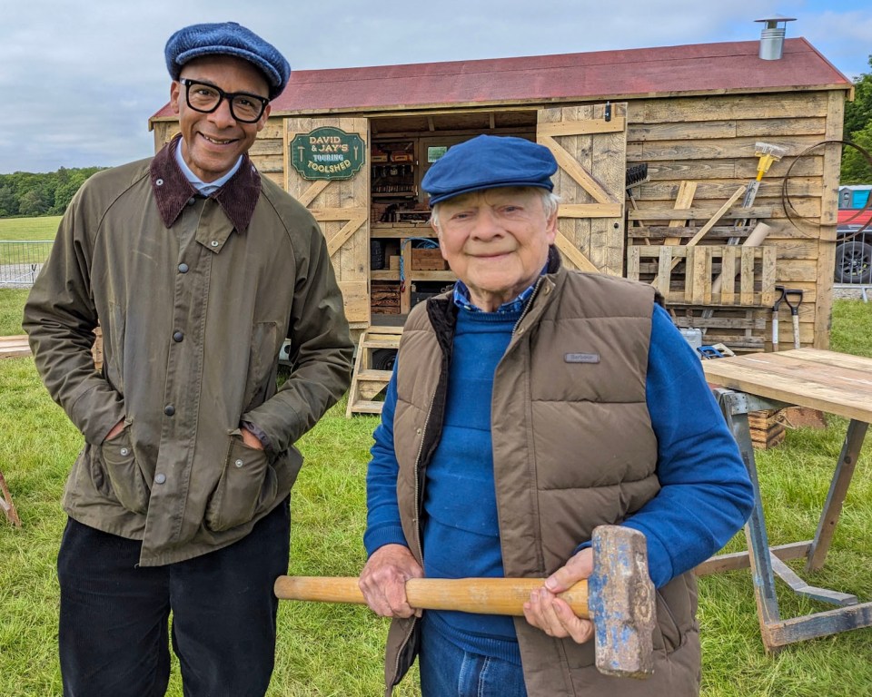 Передача «Touring Toolshed» Дэвида и Джея, ведущими которой являются Джей Блейдс и сэр Дэвид Джейсон, впервые вышла в эфир в январе.