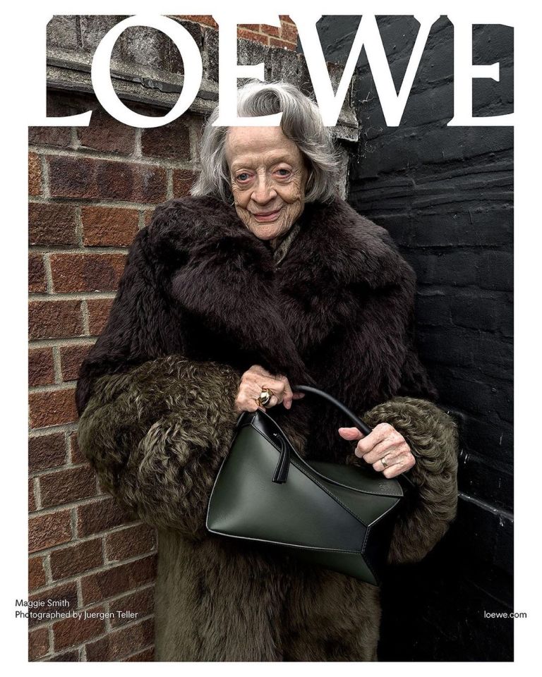 Дама Мэгги на фотографиях для пре-коллекции Loewe Весна-Лето 2024