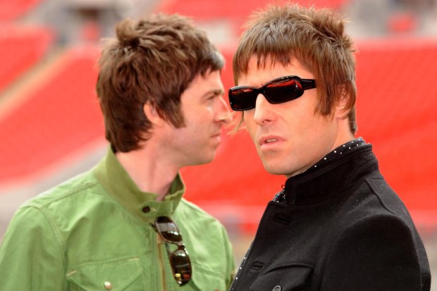 Суперфанат Oasis предлагает вернуть невероятный подарок от Лиама Галлахера за билеты на концерт воссоединения