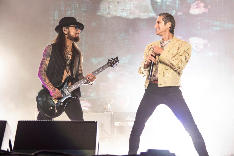 Весь тур Jane’s Addiction ОТМЕНЕН после того, как фронтмен ударил кулаком гитариста Дэйва Наварро на сцене