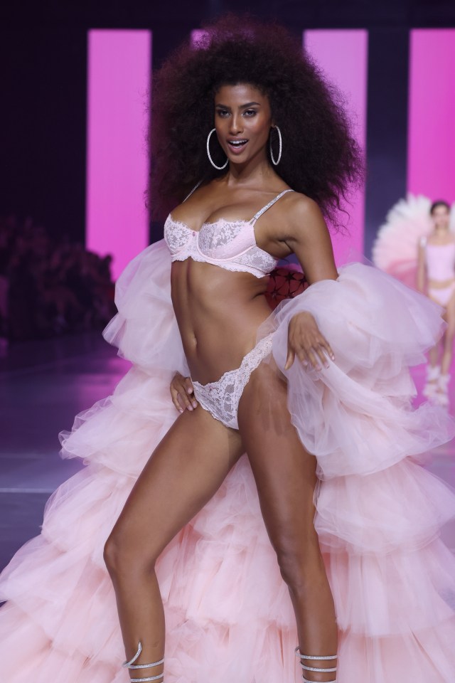 Имаан Хаммам на подиуме Victoria's Secret Fashion Show.