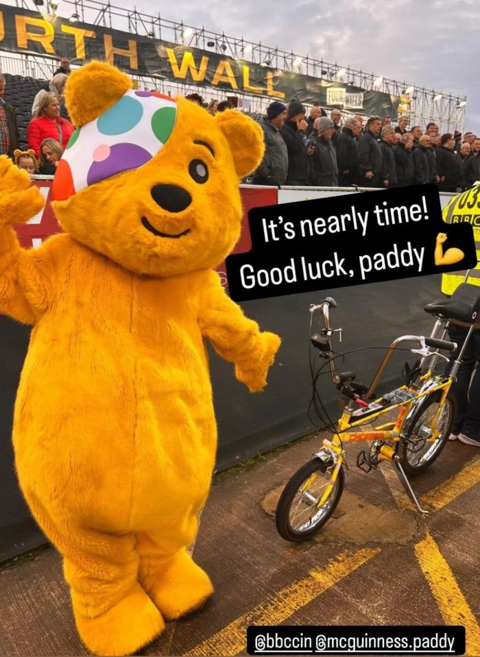 Талисман Children In Need Медведь Падси был рядом, чтобы поддержать звезду Макса и Пэдди.