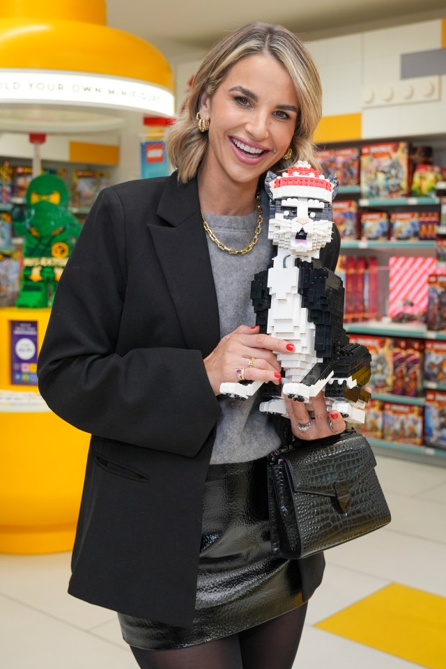 Vogue Williams присутствовал на праздничном открытии магазина Lego Store на Лестер-сквер в Лондоне.